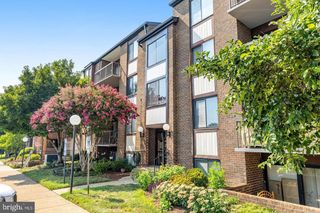9720 KINGSBRIDGE DR #201, Fairfax, VA 22031