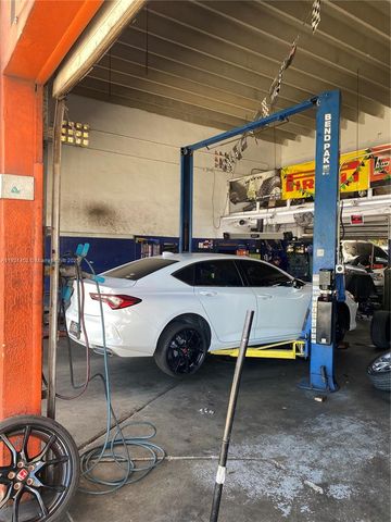 2300 NW 17th St, Miami, FL 33142