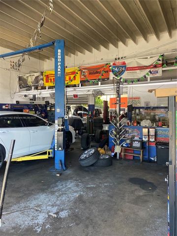 2300 NW 17th St, Miami, FL 33142