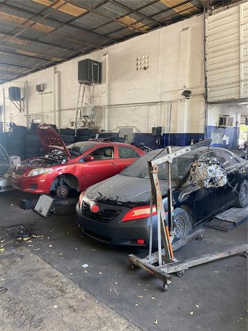 2300 NW 17th St, Miami, FL 33142