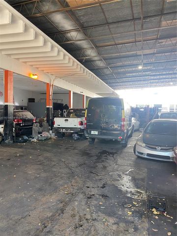 2300 NW 17th St, Miami, FL 33142