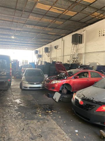 2300 NW 17th St, Miami, FL 33142