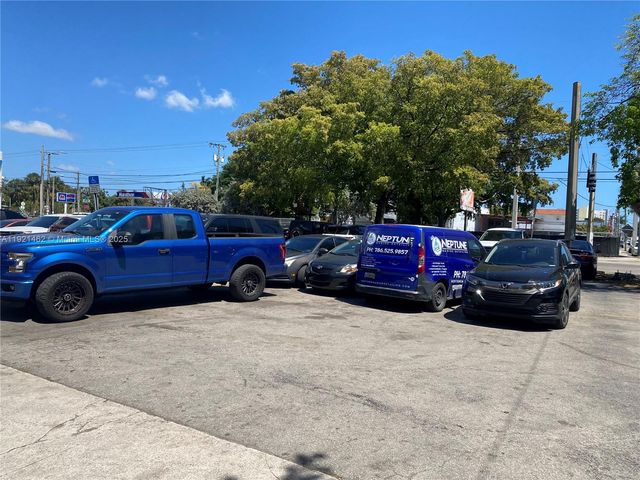 2300 NW 17th St, Miami, FL 33142