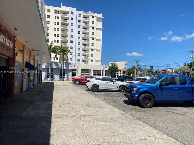 2300 NW 17th St, Miami, FL 33142