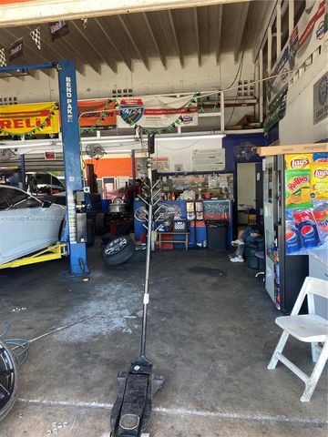 2300 NW 17th St, Miami, FL 33142