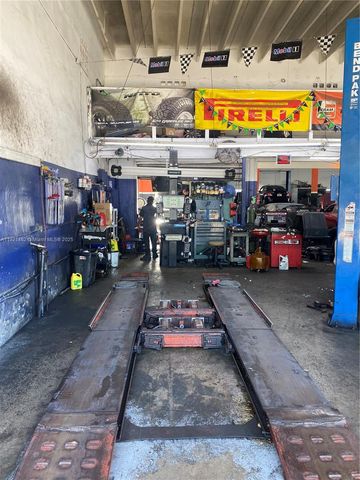 2300 NW 17th St, Miami, FL 33142