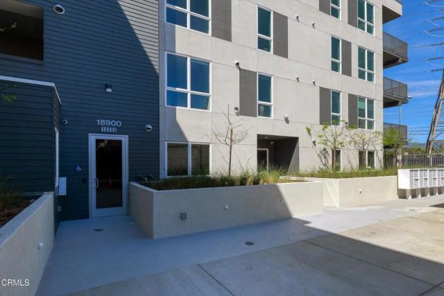 18900 Parthenia Street 102, Northridge, CA 91324