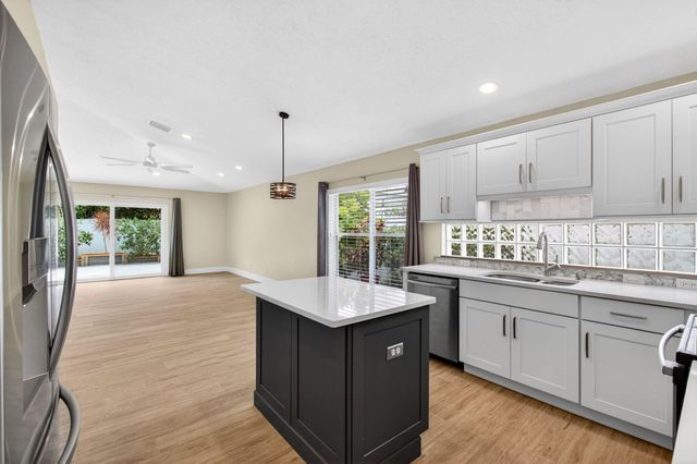 1142 Canoe Point, Delray Beach, FL 33444