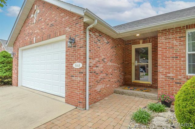 1668 Lakepointe Estates Drive, O'fallon, IL 62269