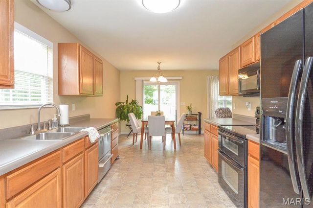 1668 Lakepointe Estates Drive, O'fallon, IL 62269