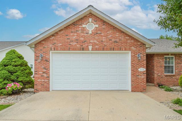 1668 Lakepointe Estates Drive, O'fallon, IL 62269