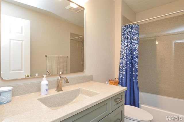 1668 Lakepointe Estates Drive, O'fallon, IL 62269