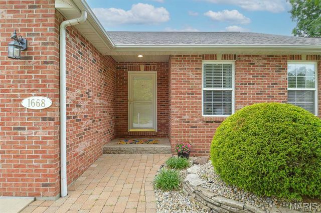 1668 Lakepointe Estates Drive, O'fallon, IL 62269