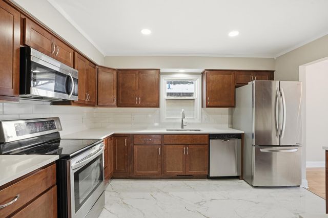 2008 Sir Richard Road, Schererville, IN 46375