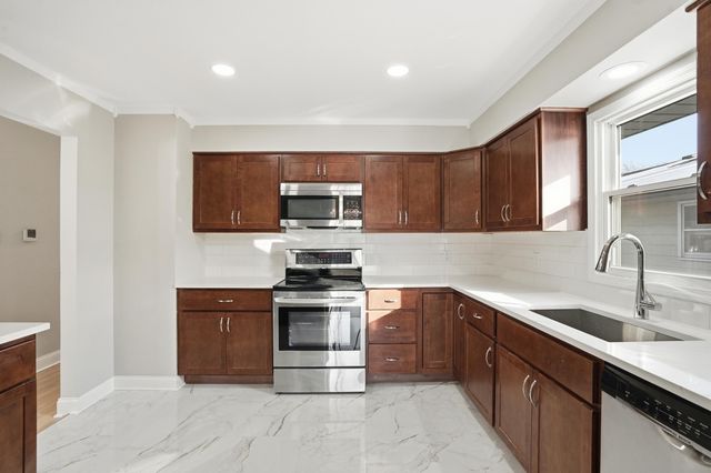 2008 Sir Richard Road, Schererville, IN 46375