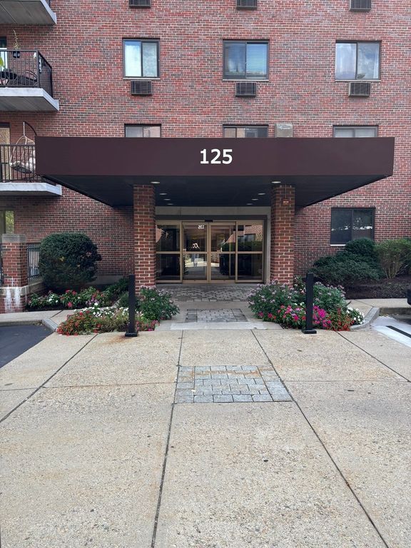 125 Pleasant 608, Brookline, MA 02446