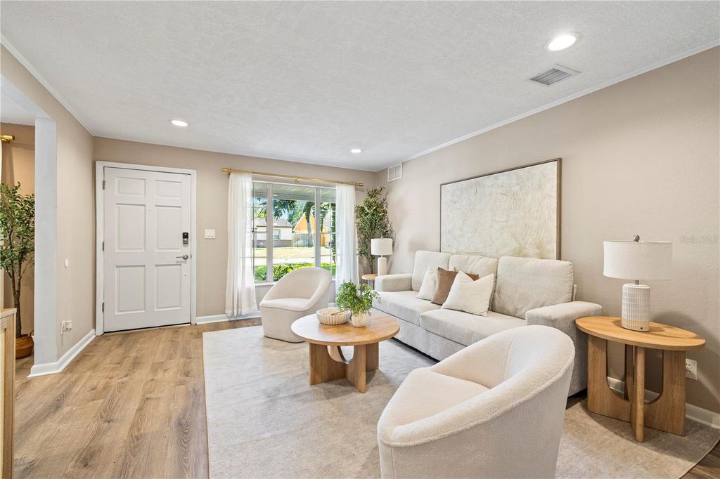 Image 2 of property listing at 815 W LOWRY LANE, Tampa, FL 33604