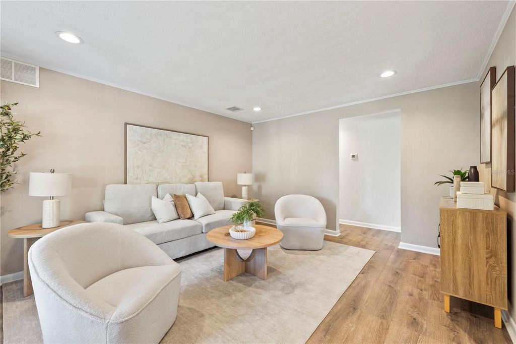 Image 11 of property listing at 815 W LOWRY LANE, Tampa, FL 33604