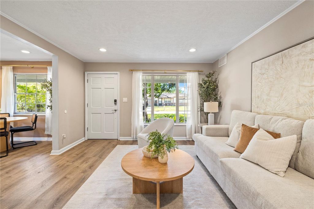 Image 13 of property listing at 815 W LOWRY LANE, Tampa, FL 33604