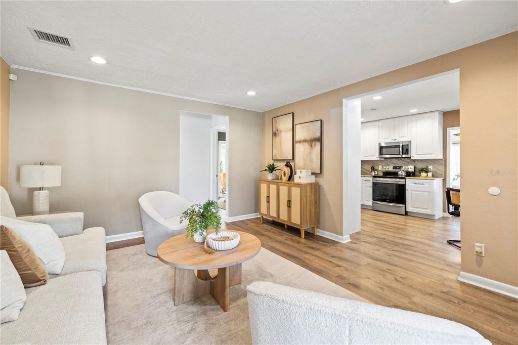 Image 14 of property listing at 815 W LOWRY LANE, Tampa, FL 33604