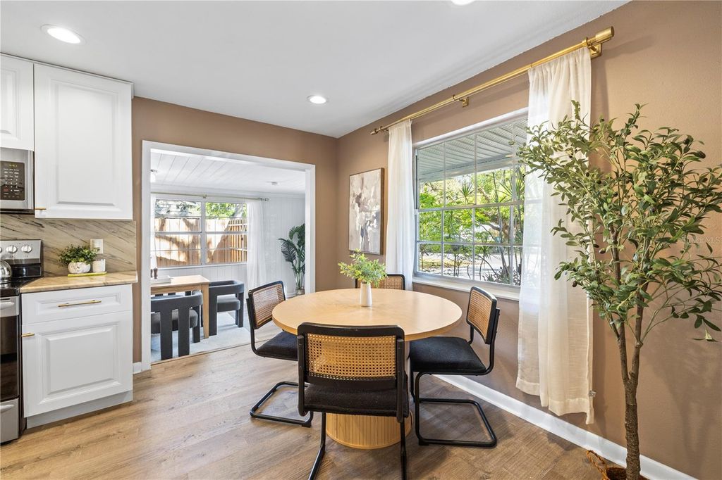 Image 16 of property listing at 815 W LOWRY LANE, Tampa, FL 33604