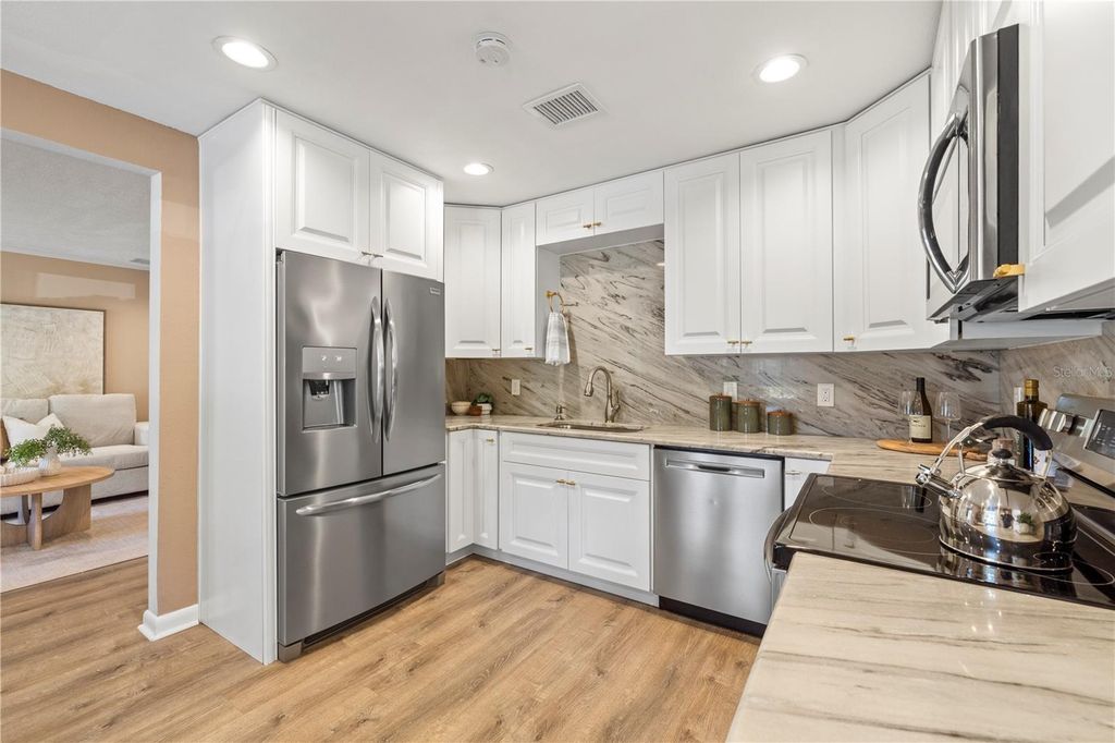 Image 17 of property listing at 815 W LOWRY LANE, Tampa, FL 33604