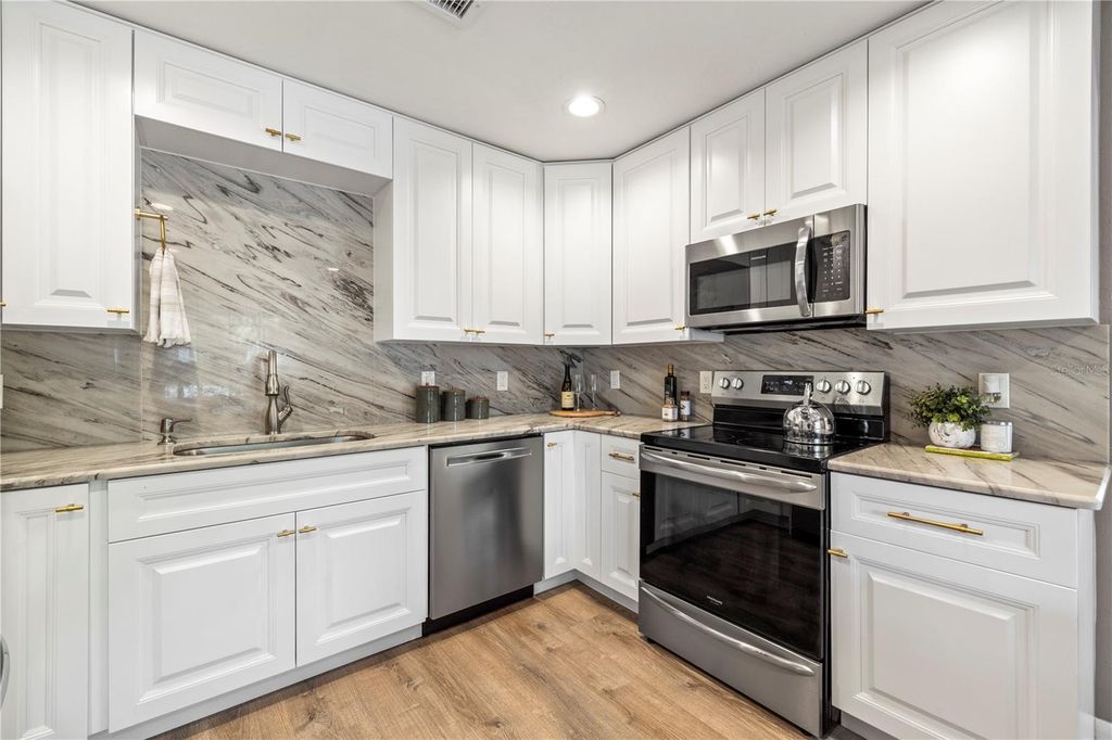 Image 18 of property listing at 815 W LOWRY LANE, Tampa, FL 33604