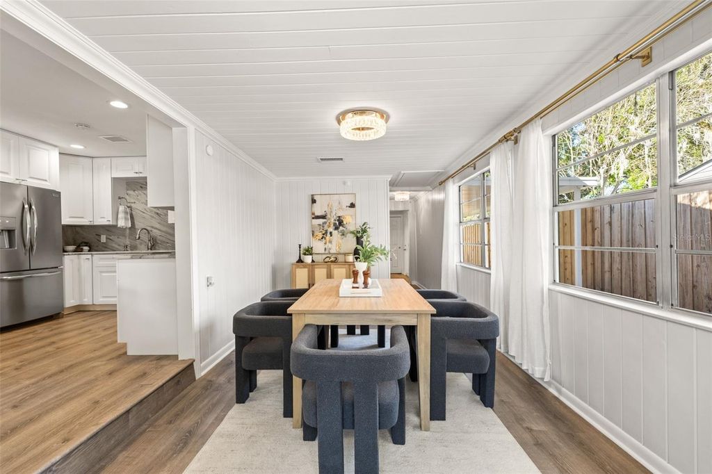 Image 20 of property listing at 815 W LOWRY LANE, Tampa, FL 33604