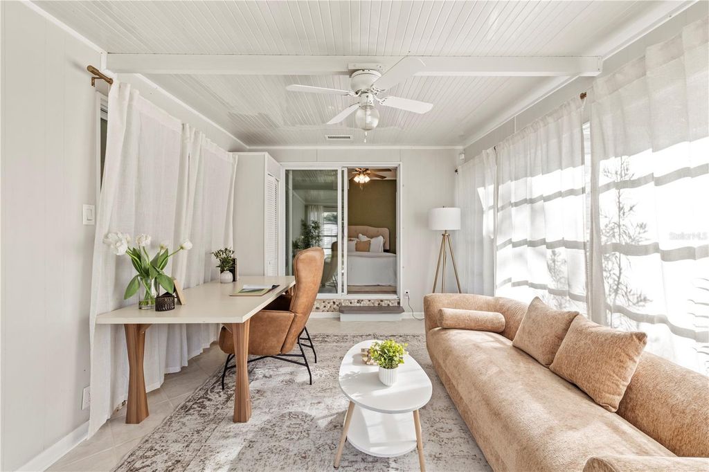 Image 24 of property listing at 815 W LOWRY LANE, Tampa, FL 33604