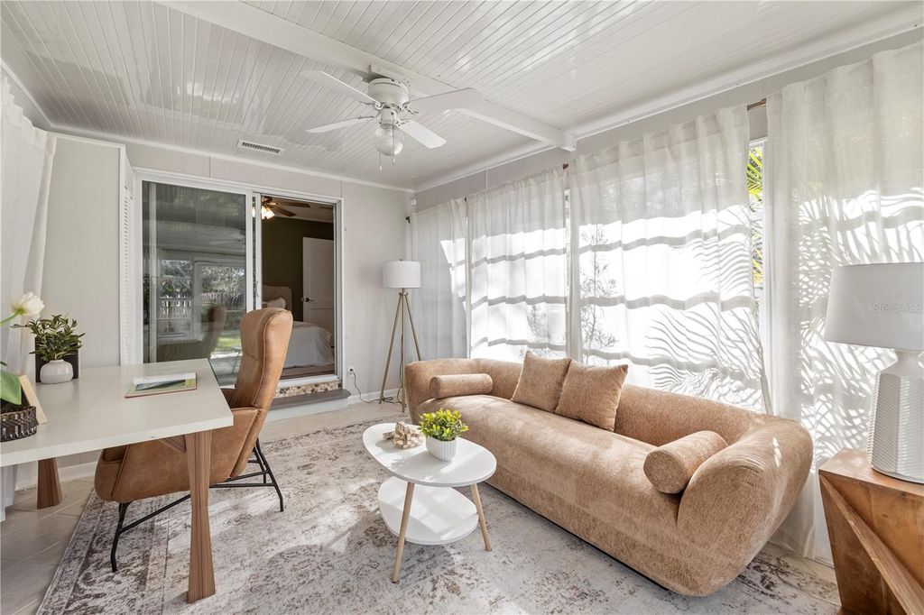 Image 25 of property listing at 815 W LOWRY LANE, Tampa, FL 33604