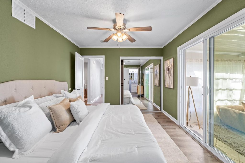 Image 26 of property listing at 815 W LOWRY LANE, Tampa, FL 33604