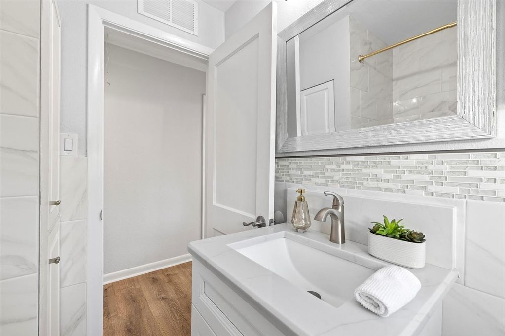 Image 33 of property listing at 815 W LOWRY LANE, Tampa, FL 33604