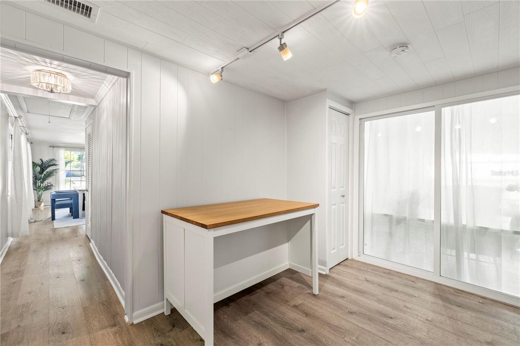 Image 40 of property listing at 815 W LOWRY LANE, Tampa, FL 33604