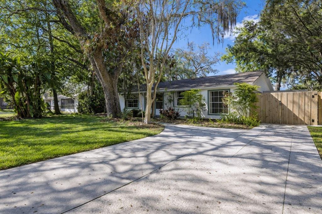 Image 5 of property listing at 815 W LOWRY LANE, Tampa, FL 33604