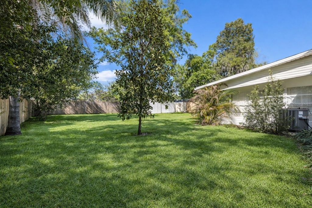 Image 43 of property listing at 815 W LOWRY LANE, Tampa, FL 33604
