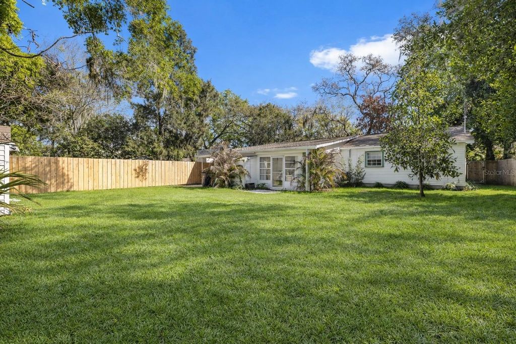 Image 44 of property listing at 815 W LOWRY LANE, Tampa, FL 33604