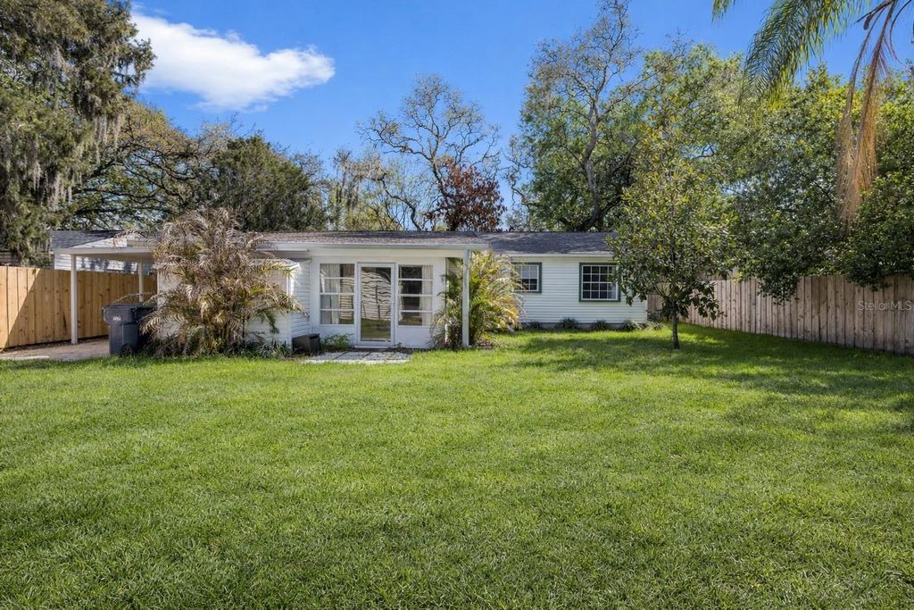 Image 45 of property listing at 815 W LOWRY LANE, Tampa, FL 33604