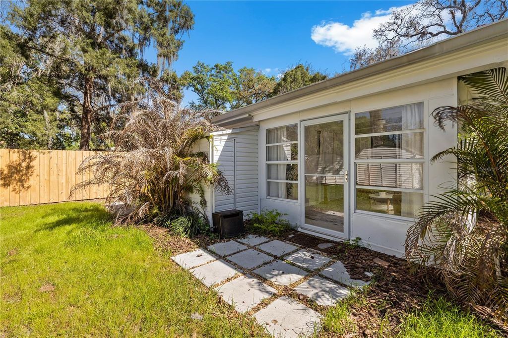 Image 46 of property listing at 815 W LOWRY LANE, Tampa, FL 33604