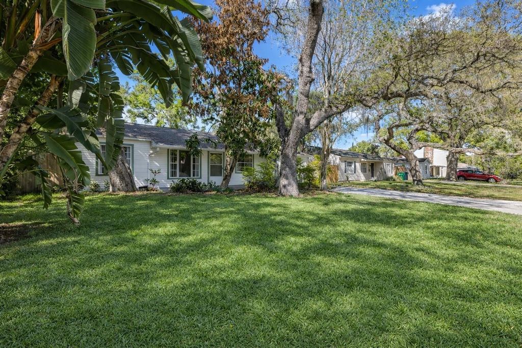 Image 49 of property listing at 815 W LOWRY LANE, Tampa, FL 33604