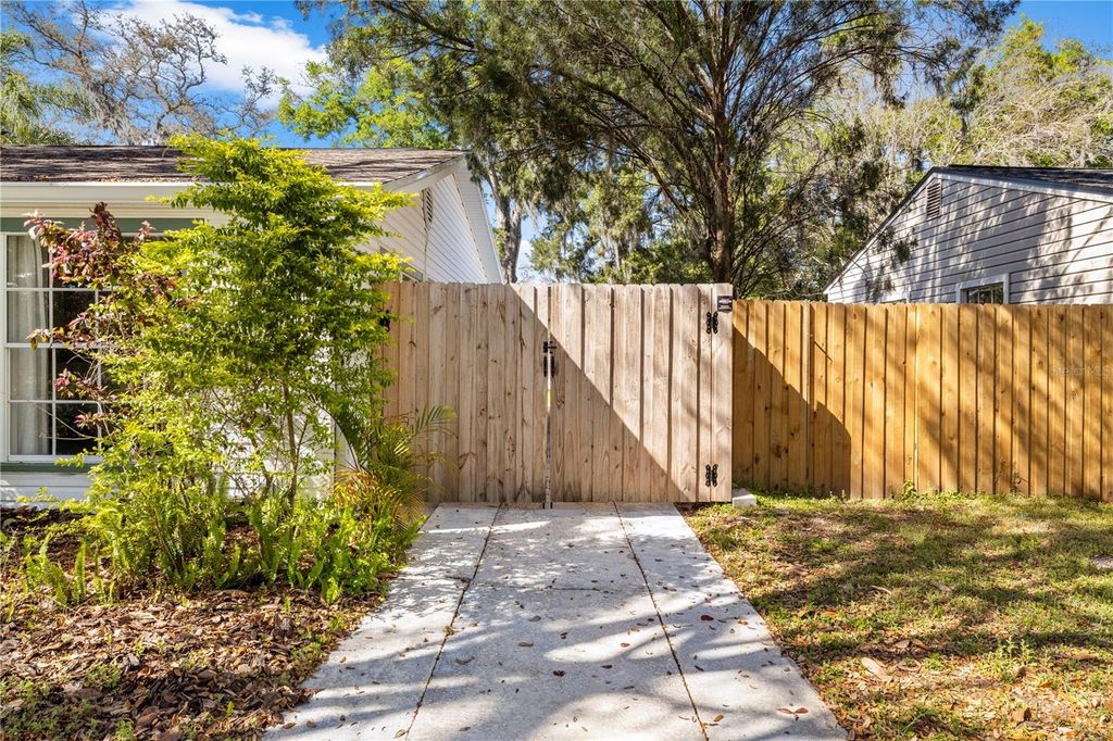 Image 6 of property listing at 815 W LOWRY LANE, Tampa, FL 33604