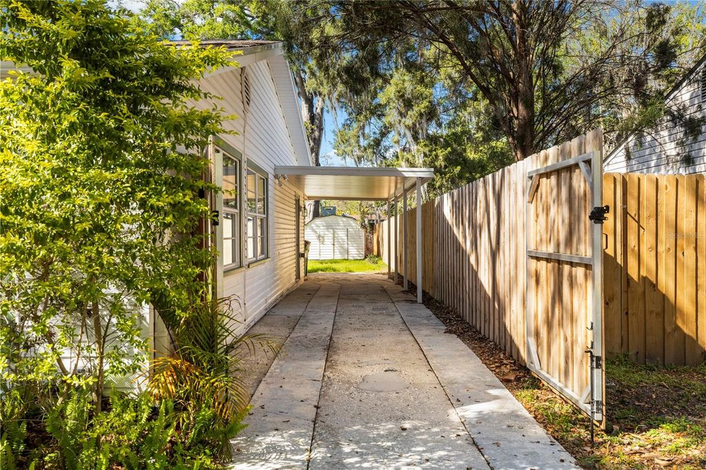 Image 7 of property listing at 815 W LOWRY LANE, Tampa, FL 33604