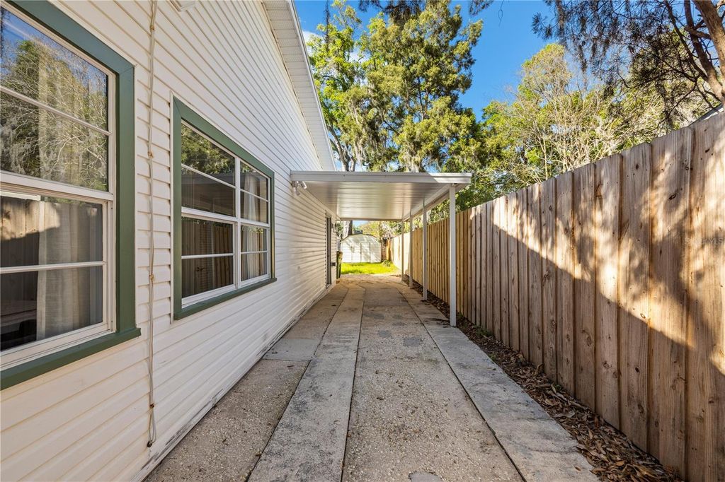 Image 8 of property listing at 815 W LOWRY LANE, Tampa, FL 33604