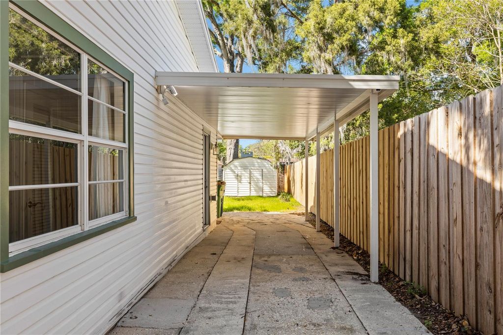 Image 9 of property listing at 815 W LOWRY LANE, Tampa, FL 33604