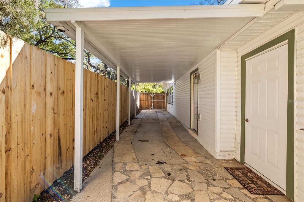 Image 10 of property listing at 815 W LOWRY LANE, Tampa, FL 33604