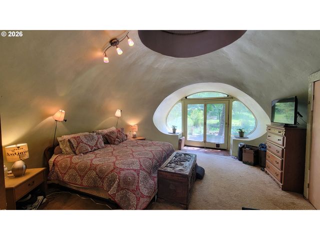 86131 CHEROKEE Dr, Eugene, OR 97402