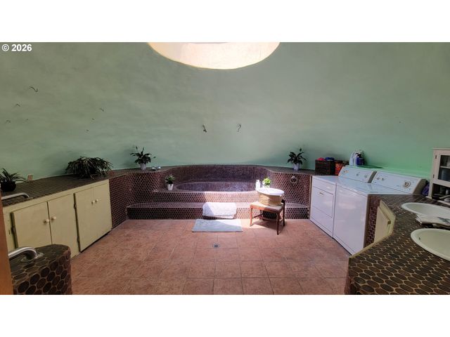 86131 CHEROKEE Dr, Eugene, OR 97402