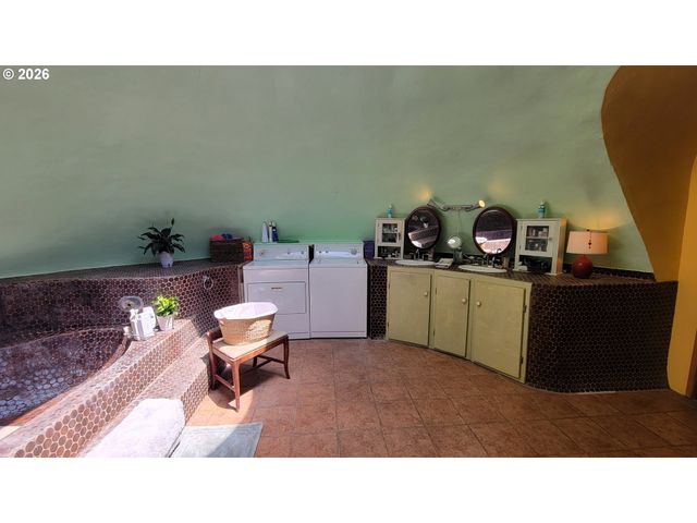 86131 CHEROKEE Dr, Eugene, OR 97402