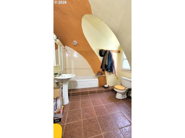 86131 CHEROKEE Dr, Eugene, OR 97402