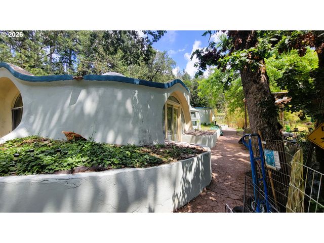 86131 CHEROKEE Dr, Eugene, OR 97402