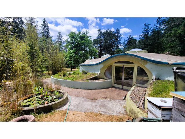 86131 CHEROKEE Dr, Eugene, OR 97402